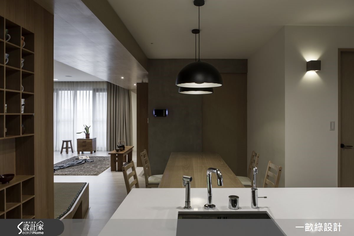 40 坪的住宅空間，在設計師重新佈局之下，將餐廳擴大